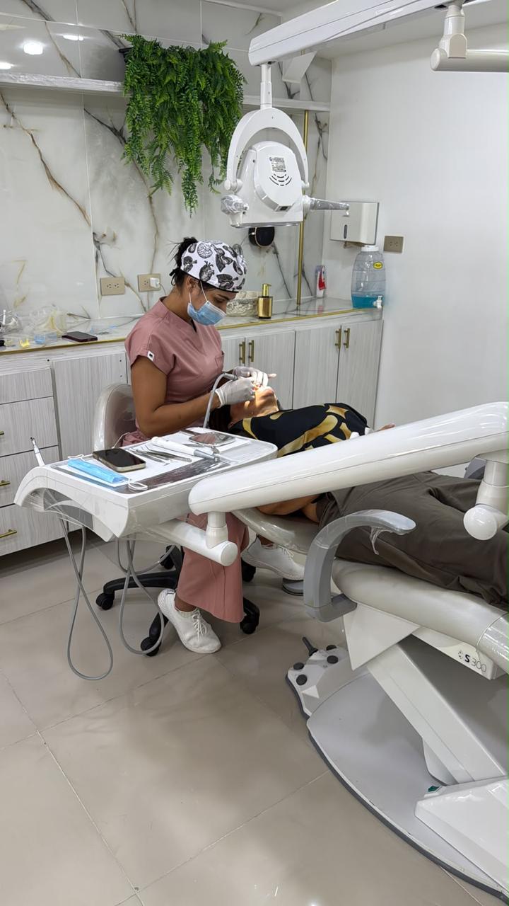 La Dra. Majo Palencia explicando un procedimiento dental en el consultorio