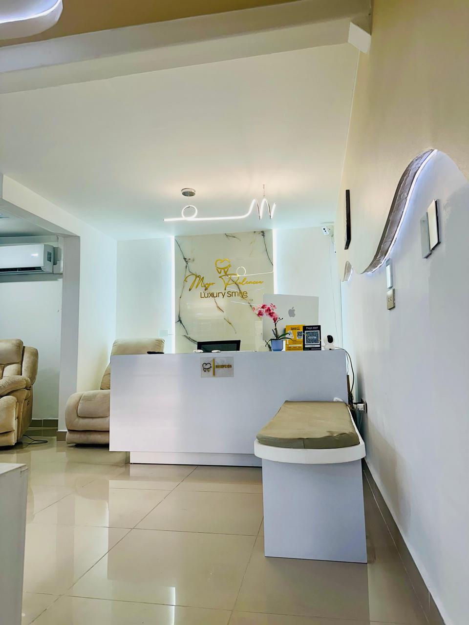 Recepción en mármol de Majo Palencia Luxury Smile