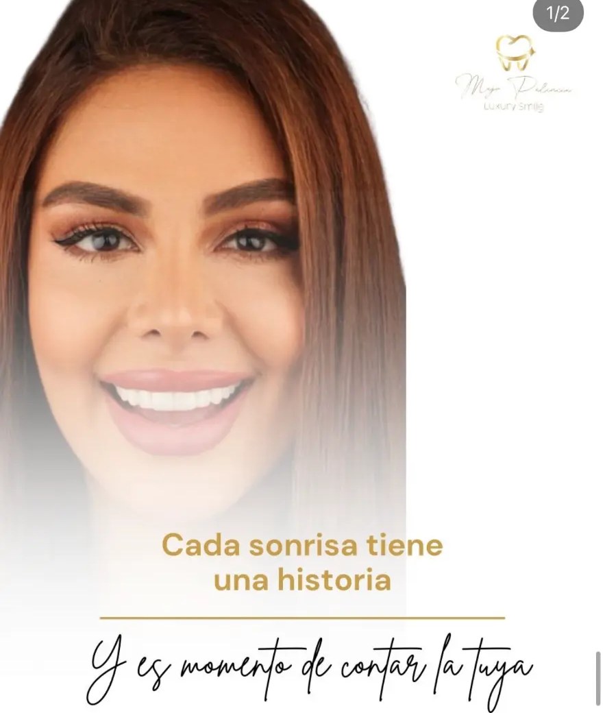 Paciente sonriendo después de su tratamiento estético dental